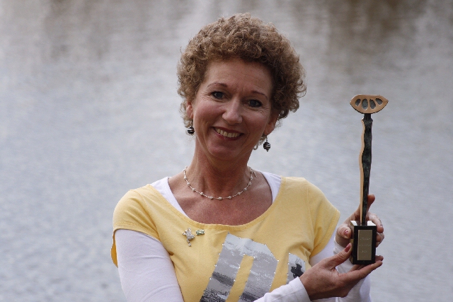 Marijke Zoetelief met de speciaal vervaardigde sculptuur die bij de eerste prijs hoort.
